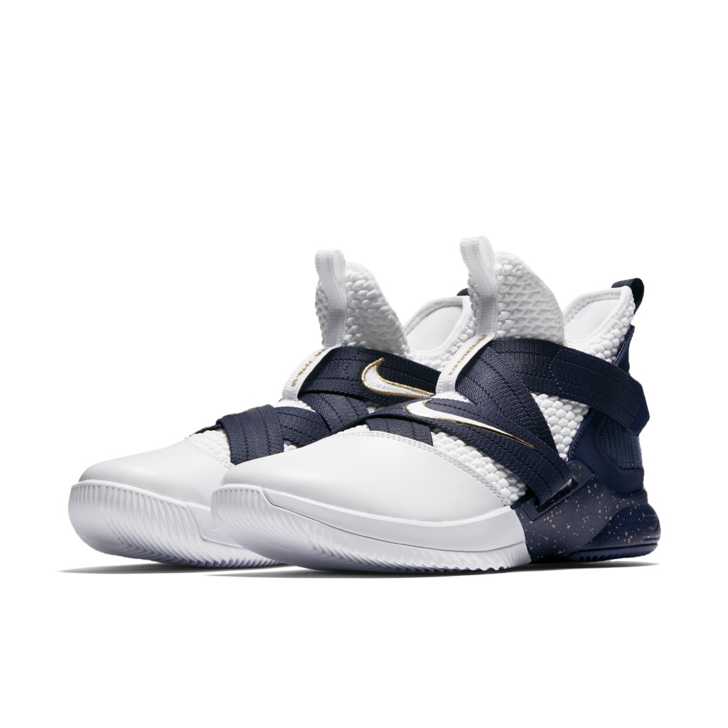 nike-lebron AO4054-100