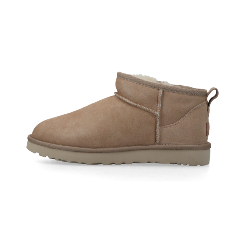 UGG Classic Ultra Mini “Sand”: de zachtste basis onder je winterlook