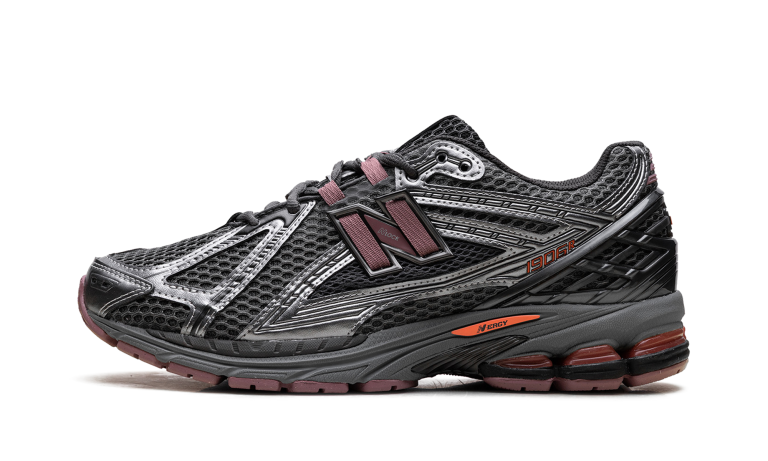 New Balance 1906 “Dark Silver/Rosewood”: donker zilver, warm randje