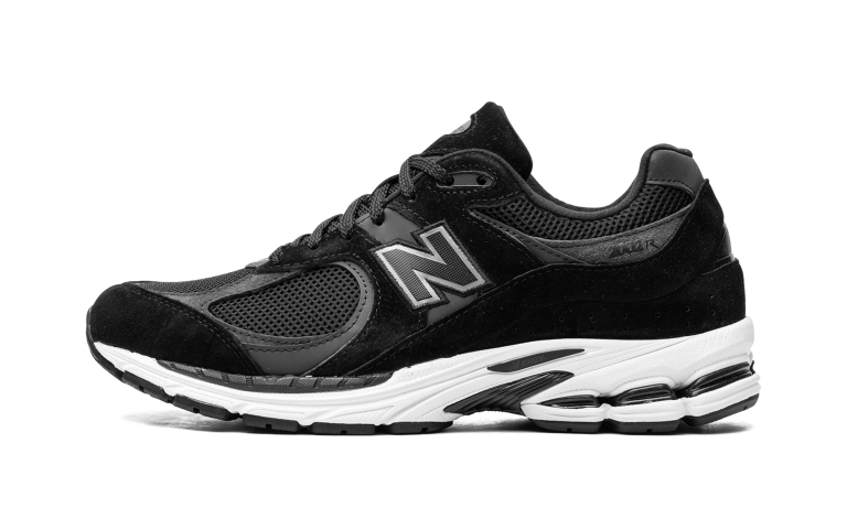 New Balance 2002R “Black/Gunmetal”: stealth die de stad plat stampt