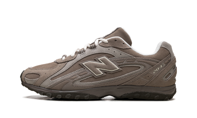 New Balance 204L “Mushroom / Arid Stone”: plat is het nieuwe dik