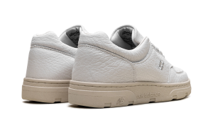 new-balance-sneaker UADWWHI