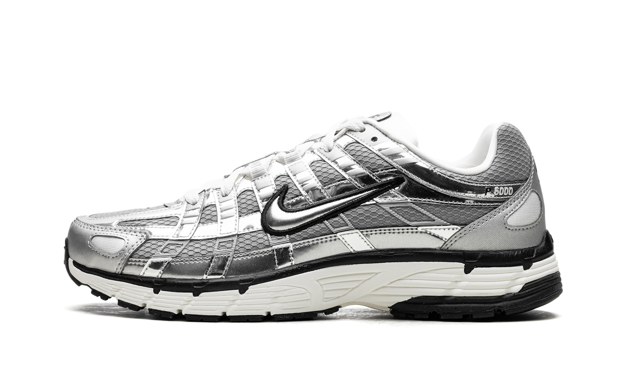Nike P-6000 “Metallic Silver”: berekend, en juist daarom raak