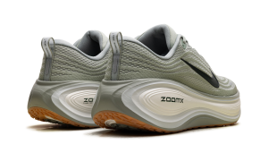 nike-vomero-plus HV8150-301