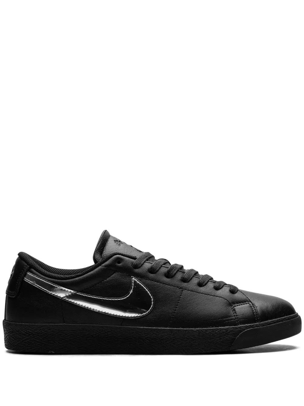Nike x Dancer Skateboards SB Zoom Blazer Low Sneakers – Schwarz (HJ6703)